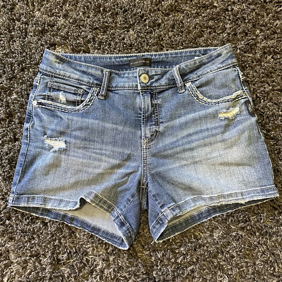 Silver Jeans Pants - Silver Jean Co. Elyse Distressed Blue Jean Shorts. Size 29, 4”.